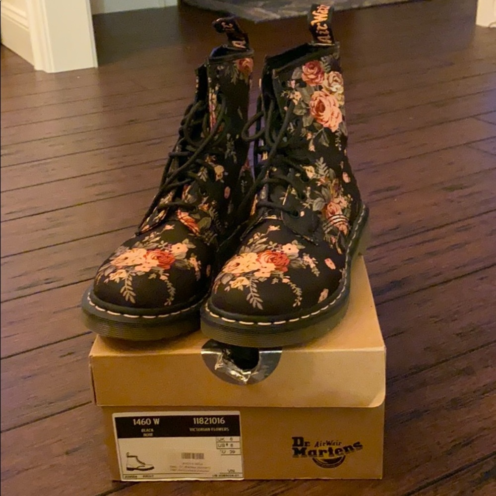 Women’s size 8 Victorian Flowers Dr. Martens